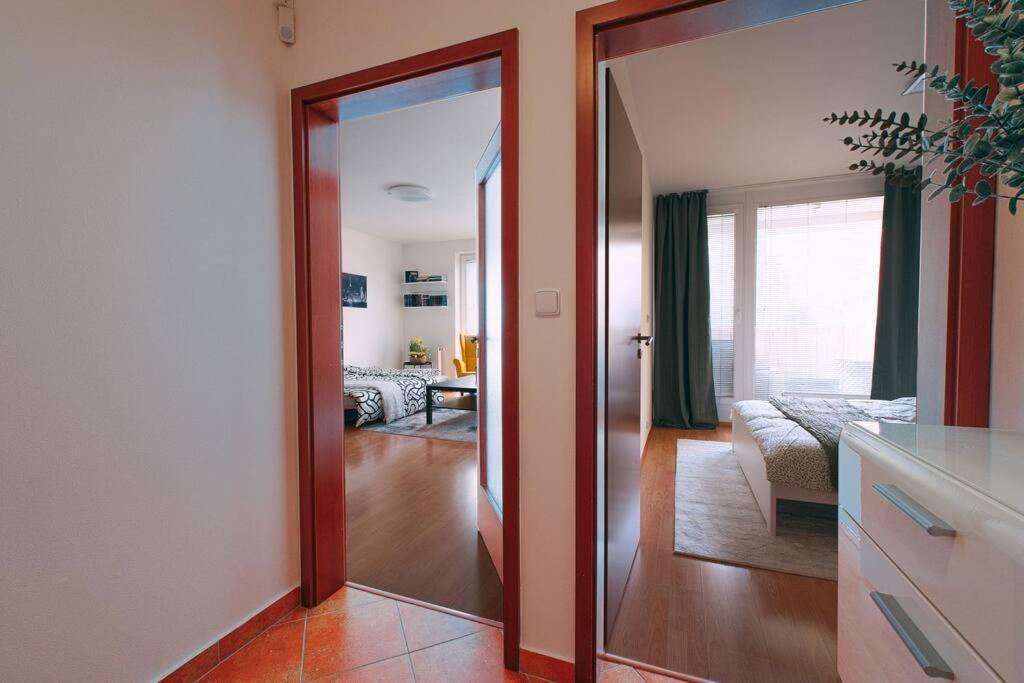 פראג Apartman U Metra, 4 Hoste, Parking Free, Blizko O2 Arena מראה חיצוני תמונה